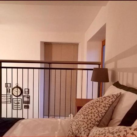 Central Mezzanine Apartment In Historic School Édimbourg Extérieur photo