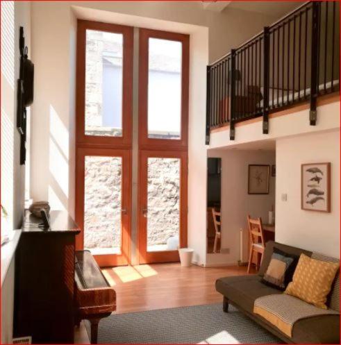 Central Mezzanine Apartment In Historic School Édimbourg Extérieur photo