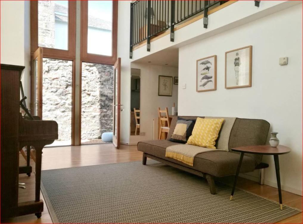 Central Mezzanine Apartment In Historic School Édimbourg Extérieur photo
